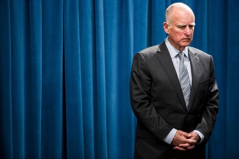 © Reuters. California Governor Jerry Brown waits to speak during a news conference at the State Capitol in Sacramento