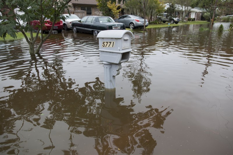 © Reuters. Caixa de correio é engolida pela enchente em Myrtle Beach, Carolina do Sul