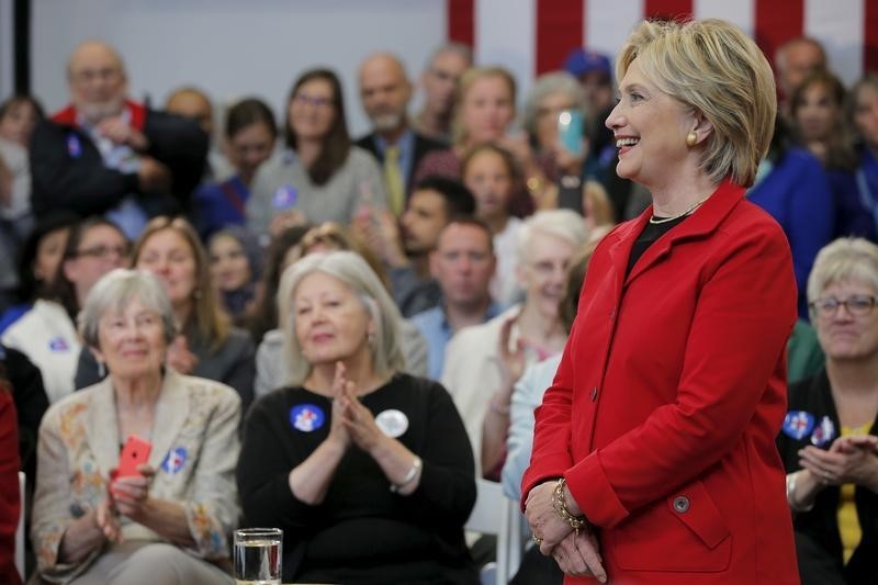 © Reuters. U.S. Democratic presidential candidate Hillary Clinton listens as she is introduced at a campaign town hall meeting in Manchester