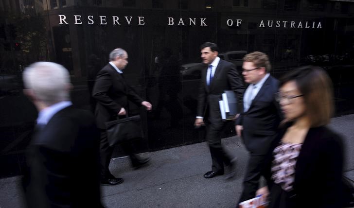 © Reuters. Business people walk outside the Reserve Bank of Australia in Sydney