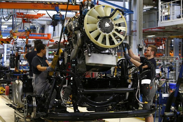 © Reuters. Men work at the assembly line in the truck production plant of truck and bus-maker MAN AG in Munich