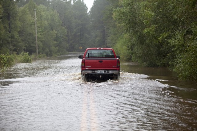 © Reuters. Lluvias e inundaciones sin precedentes dejan 11 muertos en Carolina del Sur