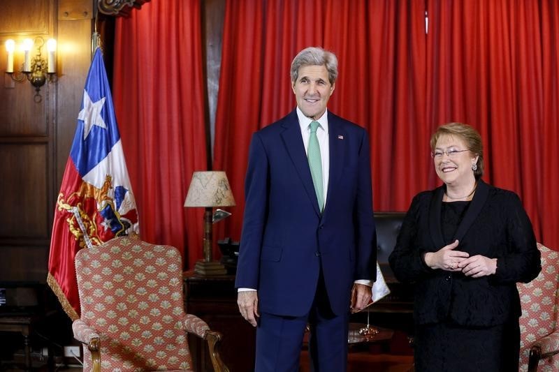 © Reuters. Bachelet anuncia la creación de un parque marino en Chile del tamaño de Italia