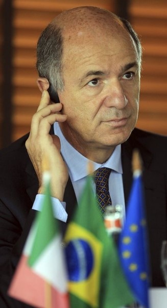 © Reuters. L'ex ministro dello Sviluppo economico Corrado Passera 