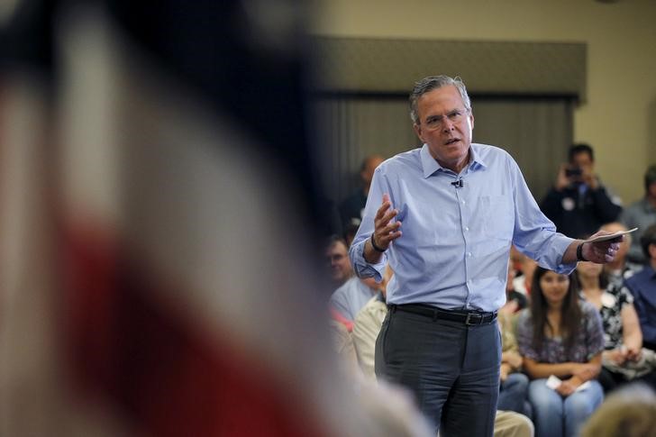 © Reuters. U.S. Republican presidential candidate Jeb Bush speaks at a campaign town hall meeting in Bedford