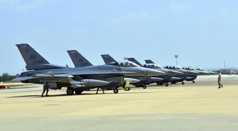 © Reuters. Aerei da guerra alla base di Aviano