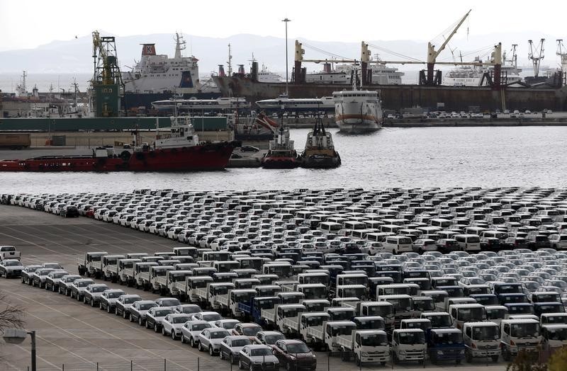 © Reuters. LA VENTE DU PORT DU PIRÉE RETARDÉE DE QUELQUES SEMAINES