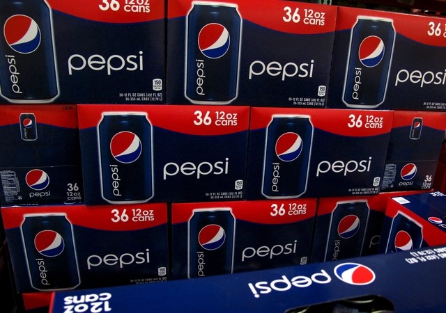 © Reuters. File photo of cases of Pepsi displayed for sale in Carlsbad