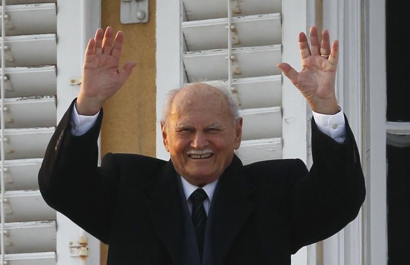 © Reuters. Former Hungarian President Arpad Goncz waves from his balcony as hundreds of people greet him on his 90th birthday in Budapest