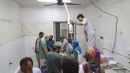 © Reuters. Cirurgiões do MSF em hospital do grupo após ataque aéreo na cidade afegã de Kunduz