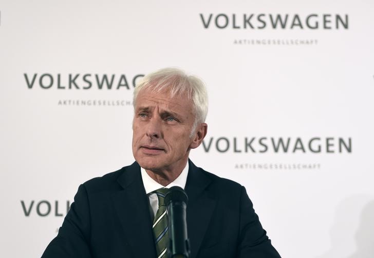 © Reuters. New Volkswagen CEO Mueller addresses news conference in Wolfsburg