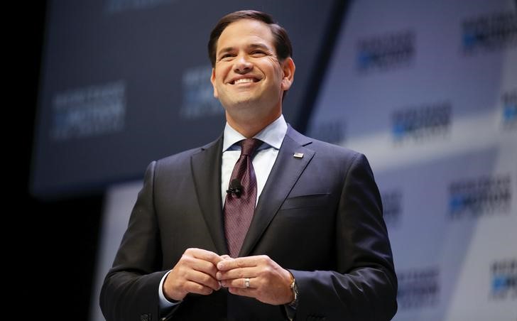 © Reuters. U.S. Republican presidential candidate Rubio laughs while speaking during the Heritage Action for America presidential candidate forum in Greenville