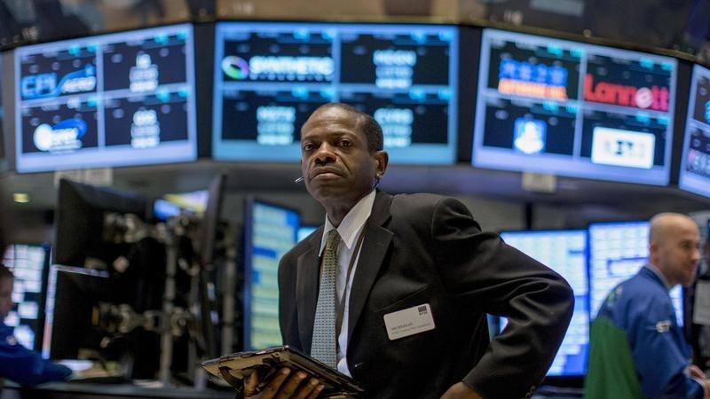 © Reuters. Traders work on the floor of the New York Stock Exchange 