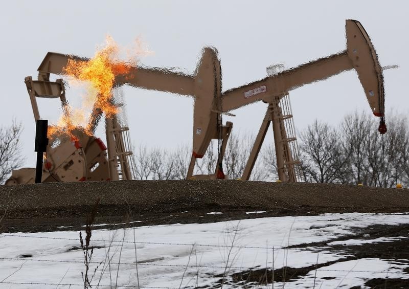 © Reuters. Natural gas flares are seen at an oil pump site outside of Williston, North Dakota