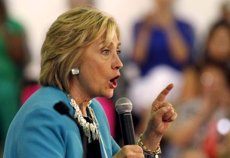 © Reuters. U.S. Democratic presidential candidate Hillary Clinton holds a 'Grassroots' organizational event at Broward State College in Davie