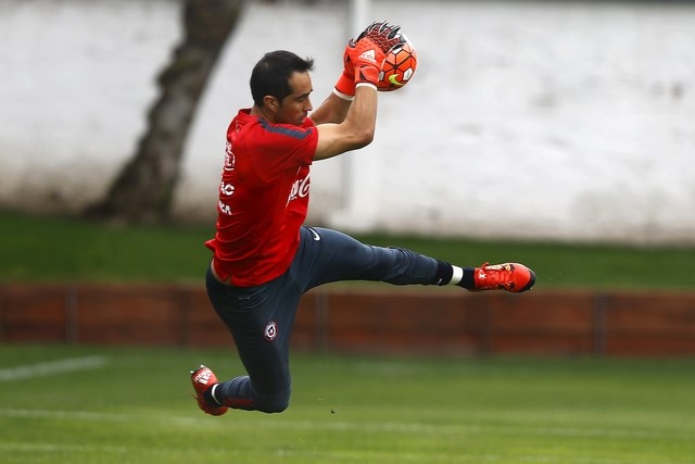 © Reuters. Goleiro da seleção chilena Claudio Bravo participa de treino da equipe em Santiago