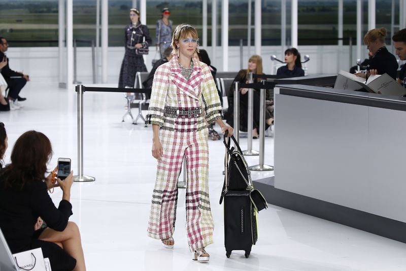 © Reuters. Modelo britânica Edie Campbell em desfile da Chanel em Paris