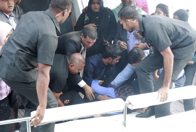 © Reuters. Officials carry an injured woman off the speed boat of Maldives President Abdulla Yameen after an explosion onboard, in Male, Maldives