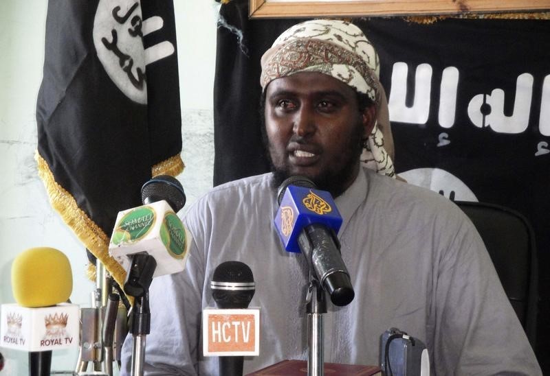 © Reuters. Al-Shabaab spokesman Sheikh Ali Mohamud Rage addresses a news conference in Somalia's capital Mogadishu