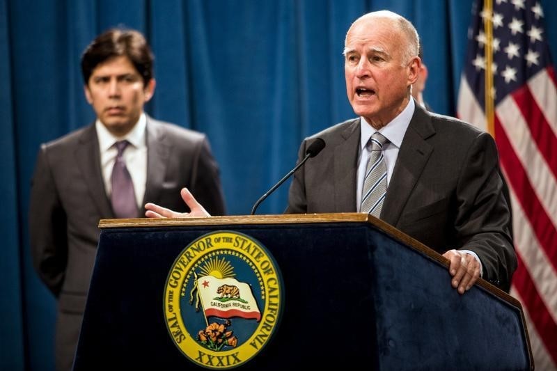 © Reuters. California Governor Jerry Brown speaks during a news conference at the State Capitol in Sacramento