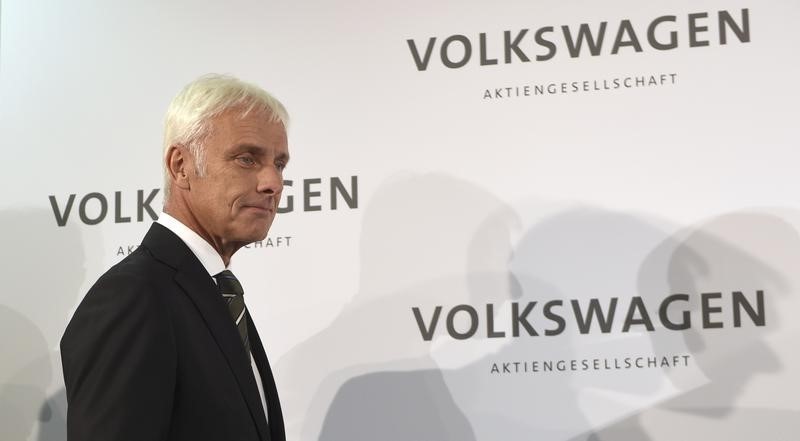 © Reuters. New Volkswagen CEO Mueller arrives for news conference in Wolfsburg