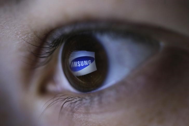 © Reuters. Picture illustration shows Samsung's logo reflected in a person's eye, in central Bosnian town of Zenica