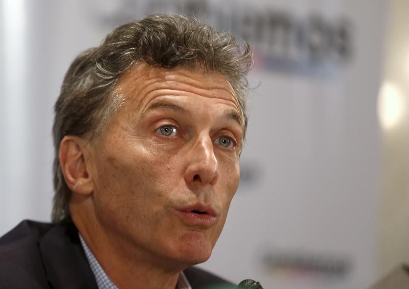 © Reuters. Presidential candidate Macri of Cambiemos (Let's Change Alliance) answers a question during a news conference with foreign correspondents in Buenos Aires