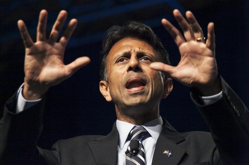 © Reuters. U.S. Republican presidential candidate Jindal speaks at the the Iowa Faith and Freedom Coalition Forum in Des Moines