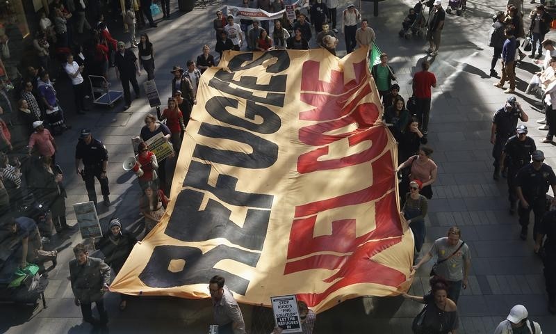 © Reuters. Demonstrators hold a banner during a rally in support of asylum seekers in central Sydney