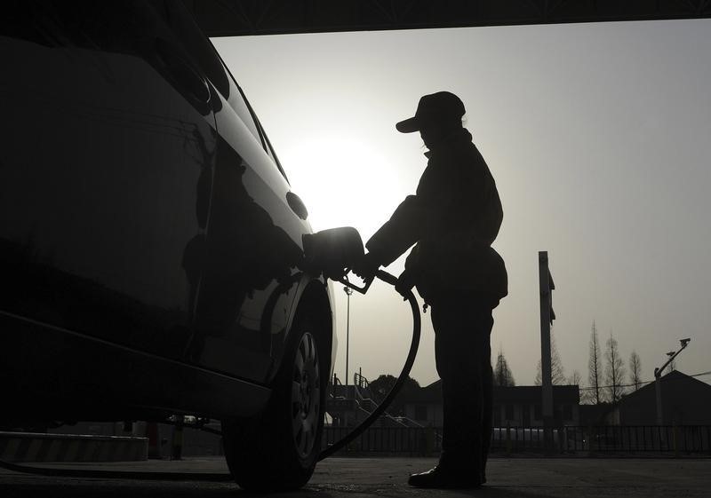 © Reuters. An employee fills a car tank at a petrol station in Hefei, Anhui province