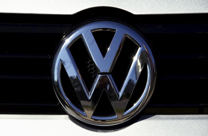 © Reuters. A Volkswagen logo adorns a car outside a dealership for the German automaker located in the Sydney suburb of Artarmon