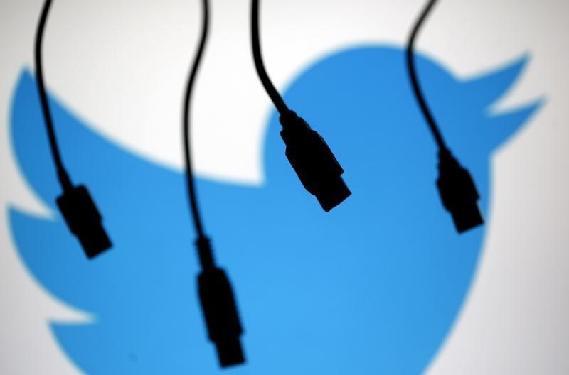 © Reuters. Electronic cables are silhouetted next to the logo of Twitter in this illustration photo in Sarajevo