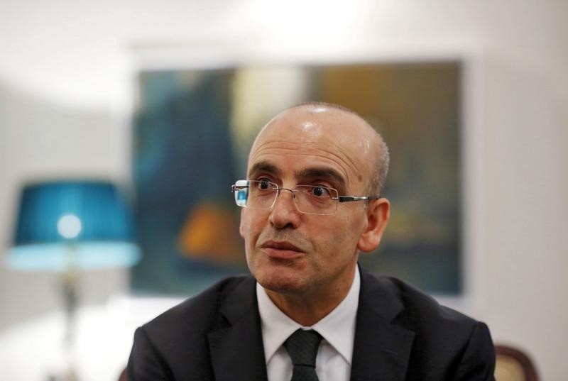 © Reuters. Turkey's Finance Minister Simsek speaks during an interview with Reuters in New Delhi