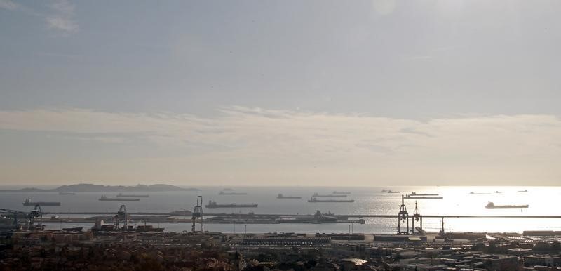 © Reuters. Танкеры у гавани Марселя