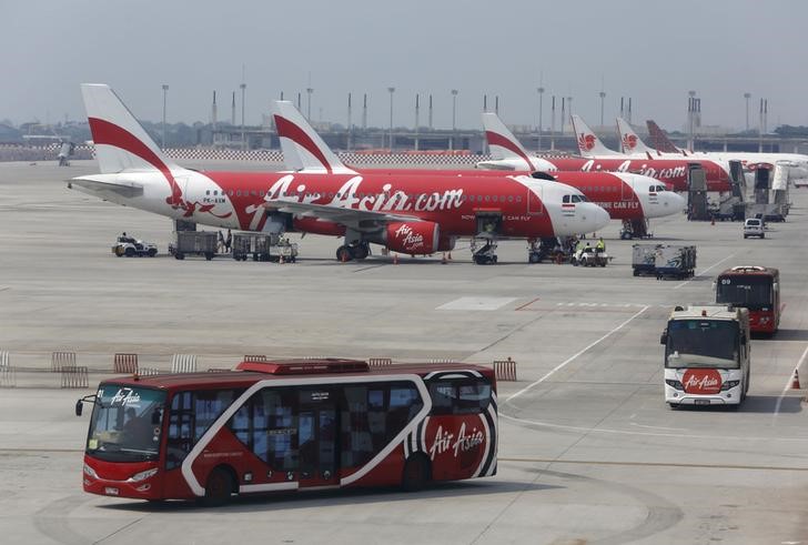 © Reuters. AirAsia airplanes sit on the tarmac at Soekarno-Hatta Airport in Jakarta