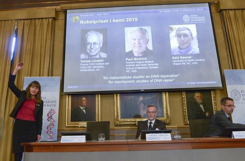 © Reuters. Tres investigadores del ADN ganan el Nobel de Química 2015