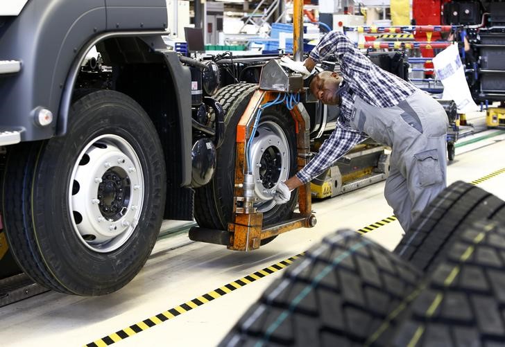 © Reuters. Funcionário de fábrica de caminhões em Munique, na Alemanha