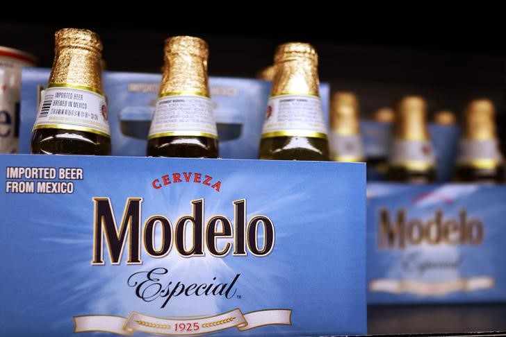 © Reuters. Bottles of the beer, Modelo, a brand of Constellation Brands Inc., sit on a supermarket shelf in Los Angeles