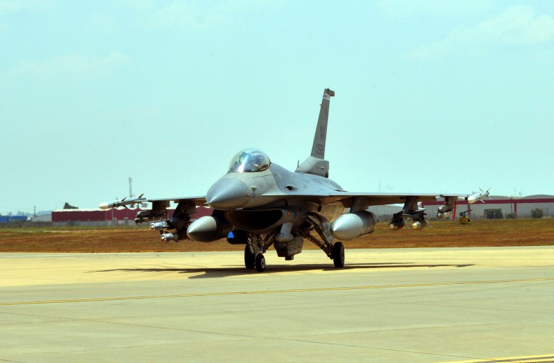 © Reuters. Aerei militari nella base di Aviano