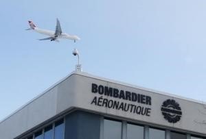 © Reuters. A plane flies over a Bombardier plant in Montreal