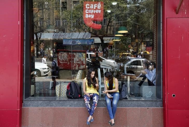 © Reuters. Женщины у кофейни Coffee Day в Мумбаи 
