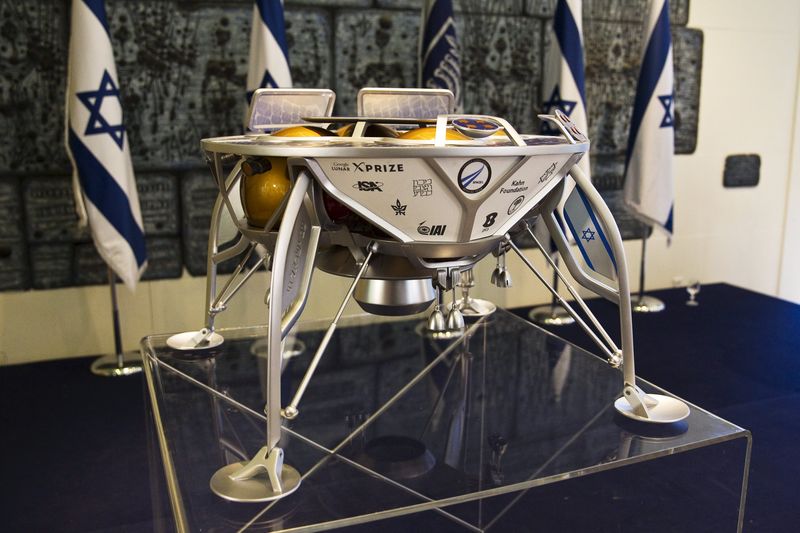 © Reuters. A model of an Israeli spacecraft is displayed on a podium before a meeting between Israeli President Rivlin and Israeli space team, SpaceIL, in Jerusalem