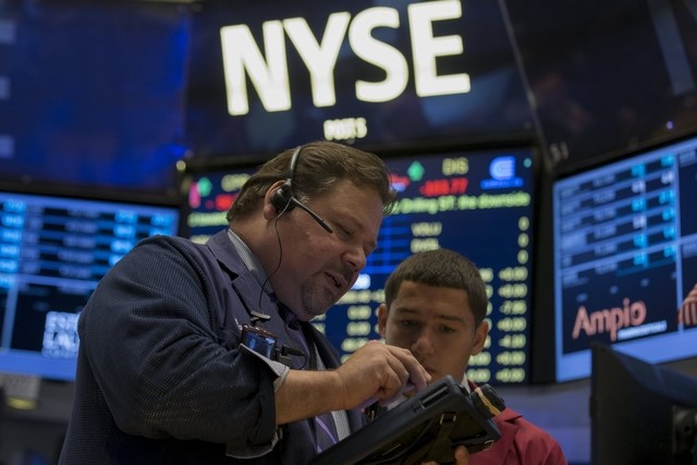 © Reuters. Traders work on the floor of the New York Stock Exchange