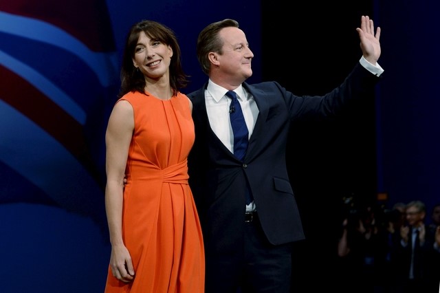 © Reuters. Britain's Prime Minister David Cameron stands with his wife Samantha after his address to the Conservative Party conference at in Manchester, Northern Britain