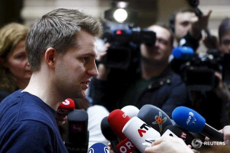 © Reuters. Austrian data activist Schrems talks to the media after trial against Facebook in Vienna