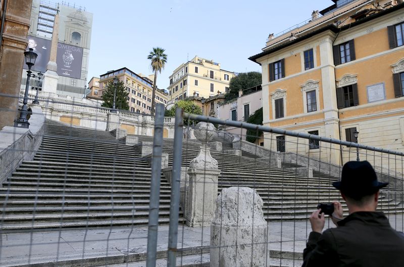 © Reuters. Escadaria fechada na Piazza di Spagna, em Roma, para trabalho de restauração