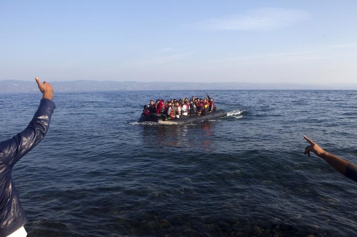 © Reuters. الشرطة اليونانية تضبط شبكة لتهريب المهاجرين وتعتقل 12 شخصا