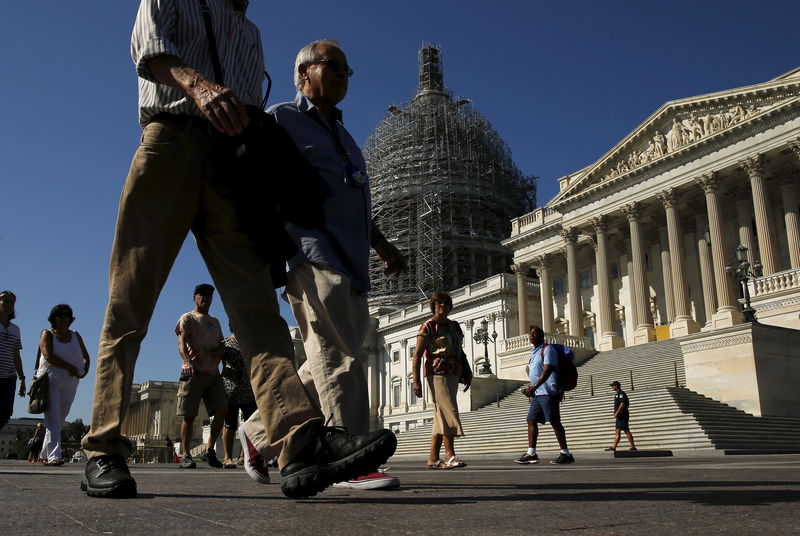 © Reuters. Tourists walk past the U.S. Capitol in Washington