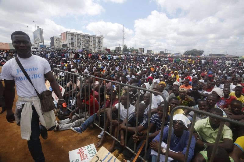 © Reuters. People attend the rally of the opposition National Coalition for Change (CNC)  in Yopougon district, Abidja