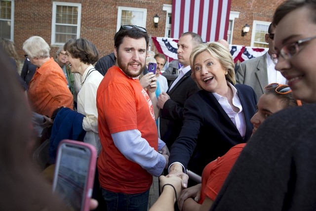 © Reuters. U.S. Democratic presidential candidate Hillary Clinton shakes hands with supporters after a community forum campaign event at Cornell College in Mt Vernon, Iowa